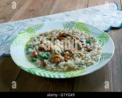 Minestra d Orzo e Fagioli - italienische Suppe mit Graupen und Bohnen Stockfoto