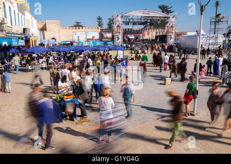 Zuschauer und Hauptbühne auf dem Hauptplatz beim Musikfestival Essaouira in Marokko Stockfoto