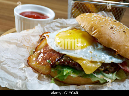 Gegrillte Schweinefleisch-Burger mit Speck und Ei Stockfoto