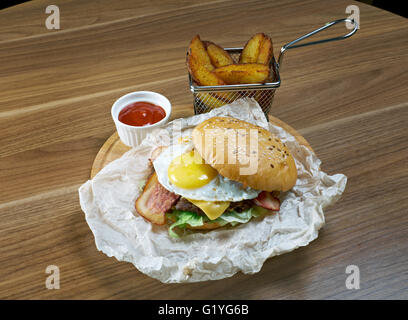 Gegrillte Schweinefleisch-Burger mit Speck und Ei Stockfoto