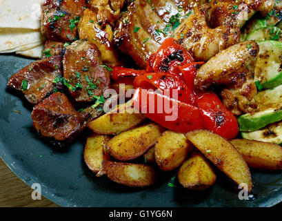 Schaschlik - Schaschlik. Verschiedene Arten Matte geröstet mit Gemüse closeup Stockfoto