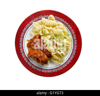 Italienische Pasta Orecchiette mit Huhn und Tomatensauce Stockfoto