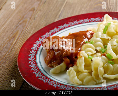 Italienische Pasta Orecchiette mit Huhn und Tomatensauce Stockfoto