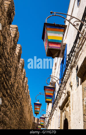 Die ummauerte Stadt Essaouira an der Atlantikküste Marokkos. Lampen und die befestigten Mauern mit blauen Himmel oben Stockfoto