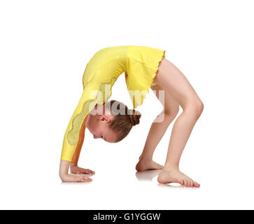 Kleine Mädchen-Turnerin Brücke auf jammern Hintergrund machen Stockfoto