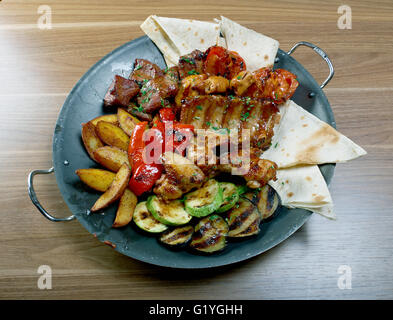 Schaschlik - Schaschlik. Verschiedene Arten Matte geröstet mit Gemüse closeup Stockfoto