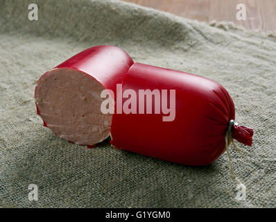 Falukorv schwedische Wurst aus geriebenen Mischungaus geräuchertes Schweinefleisch und Rindfleisch oder Kalbfleisch mit Stärke Kartoffelmehl, Zwiebel, Salz und mil Stockfoto