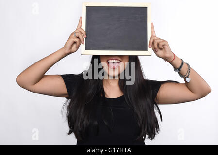 Porträt von Latin-Frau mit Tafel. Isolierten weißen Hintergrund. Stockfoto