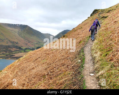 Zwei Kinder fielen Wandern im Lake District, Cumbria. Stockfoto