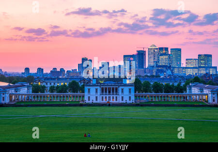 Canary Wharf-Blick vom Greenwich Hill, London mit einem Sonnenuntergang Himmel Stockfoto