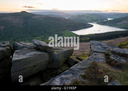 Blick auf Winhill und Ladybower Vorratsbehälter von Bamford Kante an einem schönen Abend nach Sonnenuntergang im Peak District, Derbyshire. Stockfoto
