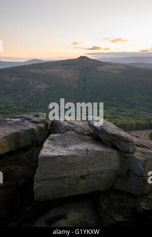 Ansicht des Winhill von Bamford Kante an einem schönen Abend nach Sonnenuntergang im Peak District, Derbyshire. Stockfoto