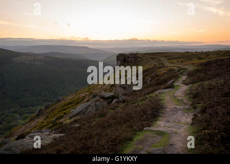 Aussicht auf Hügel von Bamford Kante an einem schönen Abend nach Sonnenuntergang im Peak District, Derbyshire. Stockfoto