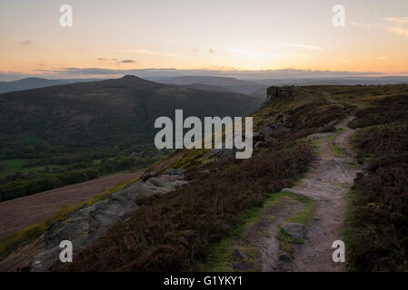 Ansicht des Winhill von Bamford Kante an einem schönen Abend nach Sonnenuntergang im Peak District, Derbyshire. Stockfoto