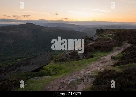Ansicht des Winhill von Bamford Kante an einem schönen Abend nach Sonnenuntergang im Peak District, Derbyshire. Stockfoto