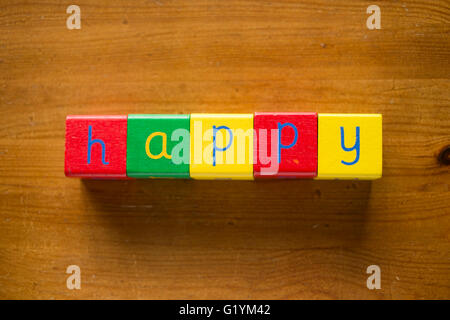 Bunte Holzbausteine Rechtschreibung Wort/Buchstaben HAPPY Stockfoto