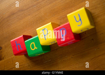 Bunte Holzbausteine Rechtschreibung Wort/Buchstaben HAPPY Stockfoto