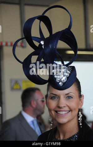 Ladies' Day im Royal Ascot bringt das Beste der Britischen hut Design. Ladies' Day in Ascot als Plattform für Designer verwendet wird. Stockfoto