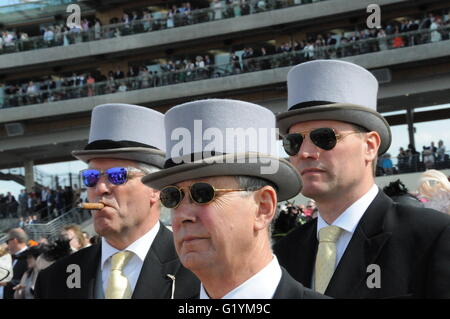 Börsenspekulanten tragen oben Hüte und Schirme, im Royal Ascot Stockfoto