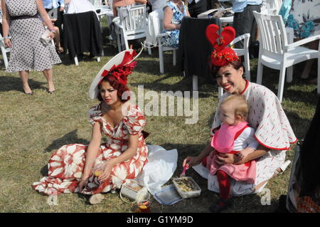 Ein Baby ist Ladies' Day auf der Royal Ascot-Rennen-Tagung vorgestellt. Stockfoto