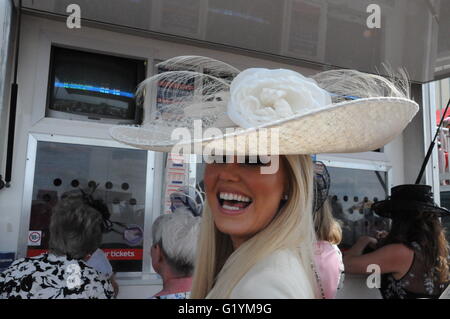 Ein gewinnendes Lächeln, im Royal Ascot, Horse Racing Event Stockfoto