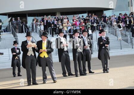 Race Horse Besitzer tragen Top Hat und Schwänze, im Royal Ascot Pferderennen Ereignis. Stockfoto