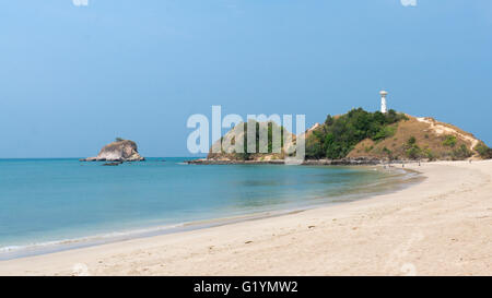 Leuchtturm auf einem Hügel am Strand auf Koh Lanta, Thailand, mit einer kleinen unbewohnten Insel direkt daneben. Stockfoto