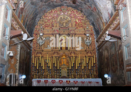 Altar der St.-Antonius Kirche am Ollur in Kerala Stockfoto