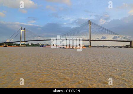 Second Hooghly Bridge oder Vidyasagar Setu über Hoogly Fluss bei Sonnenuntergang, Kolkata, Westbengalen, Indien Stockfoto