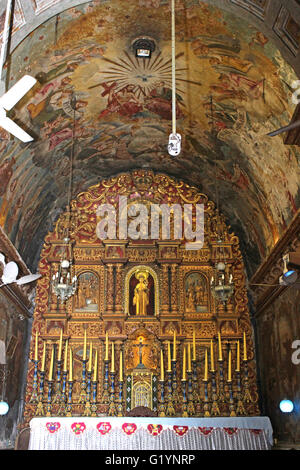 Altar der St.-Antonius Kirche am Ollur in Kerala Stockfoto