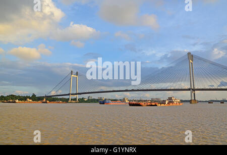 Second Hooghly Bridge oder Vidyasagar Setu über Hoogly Fluss bei Sonnenuntergang, Kolkata, Westbengalen, Indien Stockfoto