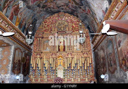 Altar der St.-Antonius Kirche am Ollur in Kerala Stockfoto