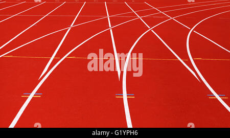 Roten Laufstrecken im Sportstadion. Stockfoto