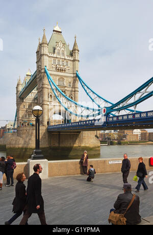 LONDON, UK - 8. März 2014: London Tower Bridge ist eines der bekanntesten Brücken der Welt. Menschen entlang der Themse Stockfoto