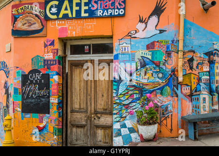 Bunte Street Art und Graffiti an den Gebäuden in Valparaiso, Chile, Südamerika. Stockfoto