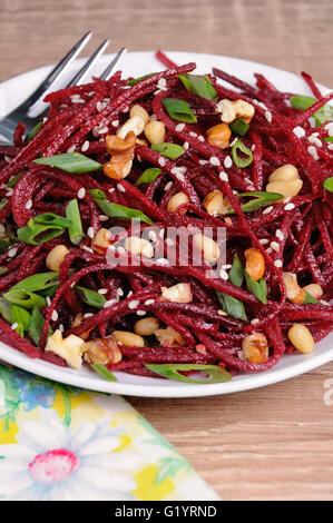 frisch geriebener Rüben Zwiebeln gewürzt mit Nüssen und Sesam Samen Stockfoto