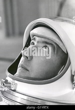 NASA Astronaut James A. McDivitt, Kommandant von Gemini IV trägt seinen Raumanzug während ein Gewicht und Balance am Kennedy Space Center 21. Mai 1965 in Cape Canaveral, Florida Tests. Während der Mission Gemini IV erreicht Piloten Edward White erfolgreich den ersten Weltraumspaziergang durch eine US-amerikanische Astronautin. Stockfoto