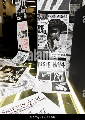 Fanzine erstreckt sich auf dem Display in einem Schaufenster Stockfoto