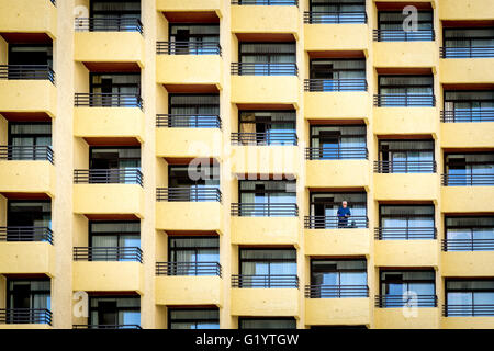 Das Hotel Costa Del Sol in Torremolinos, Spanien hautnah. Es gibt eine Person auf einem Balkon. Stockfoto