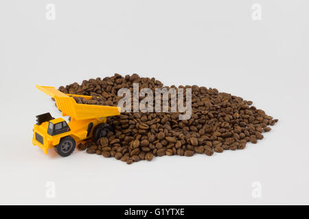 kleine gelbe Industriefahrzeuge arbeiten mit Kaffeebohnen Stockfoto