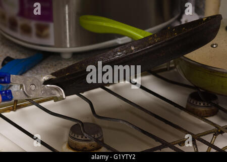 auf einer schwarzen gusseisernen Pfanne Pfannkuchen kochen Mehl Stockfoto