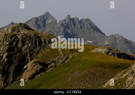 AJAXNETPHOTO. 2015. PYRÉNÉES, FRANKREICH. -GEBIRGE - BLICK ÜBER DAS GEBIRGE IN DER NÄHE DER FRANZÖSISCHEN SPANISCHE GRENZE BEI POURTALET.  FOTO: JONATHAN EASTLAND/AJAX REF: D152307 5786 Stockfoto