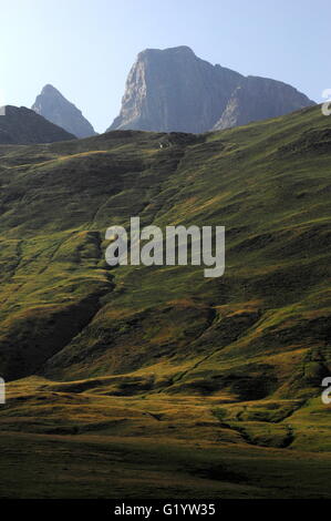 AJAXNETPHOTO. 2015. PYRÉNÉES, FRANKREICH. -GEBIRGE - LANDSCHAFT IN DER NÄHE DER FRANZÖSISCHEN SPANISCHE GRENZE BEI POURTALET. FOTO: JONATHAN EASTLAND/AJAX REF: D152307 5787 Stockfoto