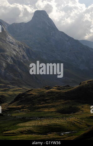 AJAXNETPHOTO. 2015. PYRÉNÉES, FRANKREICH. -GEBIRGE - COL DU POURTALET NAHE DER FRANZÖSISCHEN-SPANISCHEN GRENZE BEI POURTALET. FOTO: JONATHAN EASTLAND/AJAX REF: D152307 5788 Stockfoto