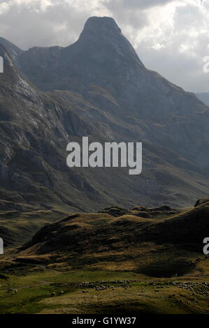 AJAXNETPHOTO. 2015. PYRÉNÉES, FRANKREICH. -GEBIRGE - COL DU POURTALET DOMINIERT DIE LANDSCHAFT AN DER FRANZÖSISCHEN SPANISCHEN GRENZE BEI POURTALET.  FOTO: JONATHAN EASTLAND/AJAX REF: D152307 5792 Stockfoto