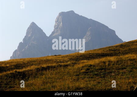 AJAXNETPHOTO. 2015. PYRÉNÉES, FRANKREICH. -GEBIRGE - LANDSCHAFT IN DER NÄHE DER FRANZÖSISCHEN SPANISCHE GRENZE BEI POURTALET. FOTO: JONATHAN EASTLAND/AJAX REF: D152307 5793 Stockfoto