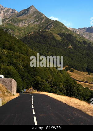 AJAXNETPHOTO. 2015. PYRÉNÉES, FRANKREICH. -GEBIRGE - AUF DIE D934 HIN ZU DEN PYRENÄEN UND DER SPANISCHEN GRENZE AM POURTALET AUTOFAHREN.  FOTO: JONATHAN EASTLAND/AJAX REF: G151507 5200 Stockfoto