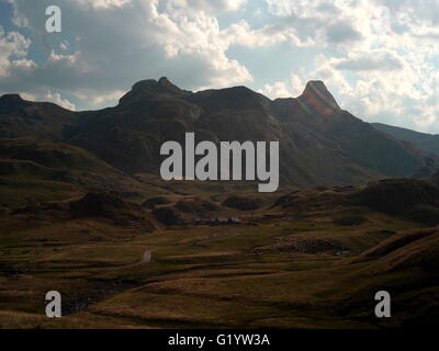 AJAXNETPHOTO. 2015. PYRÉNÉES, FRANKREICH. -GEBIRGE - BLICK VON DER D934 IN RICHTUNG COL DE POURTALET UND DER SPANISCHEN GRENZE ENTFERNT.  FOTO: JONATHAN EASTLAND/AJAX REF: G151507 5202 Stockfoto