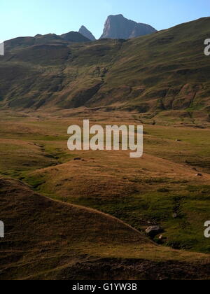 AJAXNETPHOTO. 2015. PYRÉNÉES, FRANKREICH. -GEBIRGE - BLICK IN RICHTUNG COL DU POURTALET UND DER SPANISCHEN GRENZE ENTFERNT. FOTO: JONATHAN EASTLAND/AJAX REF: G151507 5203 Stockfoto