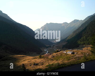 AJAXNETPHOTO. 2015. PYRÉNÉES, FRANKREICH. -GEBIRGE - AUTOFAHREN AUF DEN D934 NÖRDLICH IN RICHTUNG SEE FABREGES RESORT. WINDING RIVER BROUSSET STEHT IM VORDERGRUND.  FOTO: JONATHAN EASTLAND/AJAX REF: G151507 5220 Stockfoto